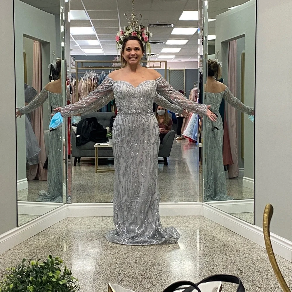 Elegant formal dress with detachable train. Brand new never been worn or altered - Picture 5 of 7